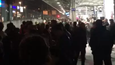 Ulaşımda "Arıza" Rötarı! Marmaray’da Teknik Aksaklık Nedeniyle Seferler Aksıyor: Ayrılıkçeşme ve Söğütlüçeşme Duraklarında Yolcu Yoğunluğu Oluştu