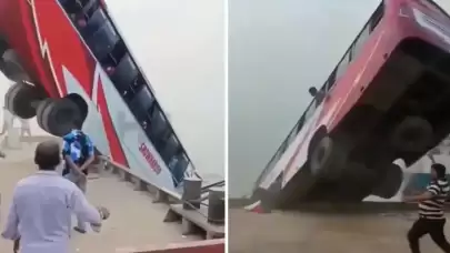 Bangladeş’te yolcu otobüsü nehre düştü