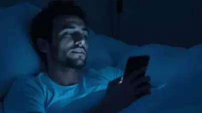 Karanlık Çökünce Telefonu Bırakın: Sağlıklı Bir Uyku İçin 'Mavi Işık' Önlemi