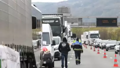 Fransa’da taşımacılık sektörü sokakta: Şoförler yakıt fiyatlarına karşı kontak kapattı