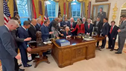 Oval Ofis’te Dikkat Çeken Anlar: Papazlar Trump İçin Dua Etti