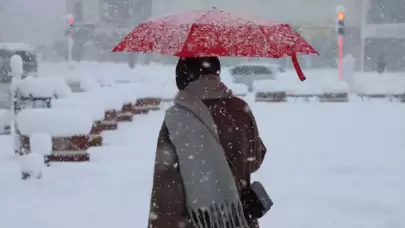 Cuma Günü Soğuk Hava Dalgası Geri Dönüyor: Sıcaklıklar Düşüyor, Kar Alarmı Verildi