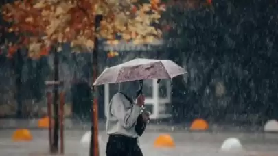 İstanbul Valiliği uyardı! Şehir, Salı akşam saatlerinden itibaren yeni bir yağışlı sistemin etkisi altına giriyor. Olumsuz hava koşullarına karşı dikkatli ve tedbirli olunması istendi.