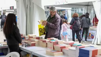 İzmir Kitap Fuarı, sadece yeni çıkan eserleri değil, şehrin köklü geçmişini ve kültürel mirasını da kitapseverlerle buluşturuyor. "Kent Hafızası" raflarda canlanıyor.
