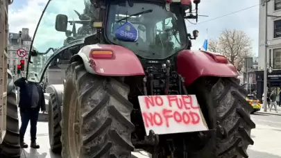 Barikatlara polis operasyonu: İrlanda’da çiftçiler yakıt fiyatlarının dondurulmasını istiyor