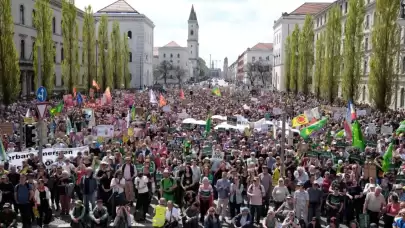 Almanya’da iklim politikaları için kitlesel yürüyüş