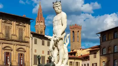 Tarihi heykele bekarlığa veda kutlamasında zarar verildi