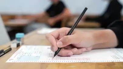 Türkiye genelinde 26 Nisan Pazar günü gerçekleştirilen bursluluk sınavının ardından gözler MEB’e çevrildi. Binlerce öğrencinin burs hayali için kritik tarih belli oldu. İşte sonuç sorgulama ekranı ve detaylar...