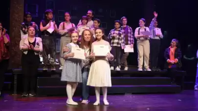 Sahnenin Yeni Yıldızları Parlıyor! İBB Şehir Tiyatroları Çocuk Eğitim Birimi’nde Büyük Gurur: Genç Sanatçılar Hem Yazdı Hem Oynadı, Mezuniyet Coşkusu Sahnede Yaşandı!