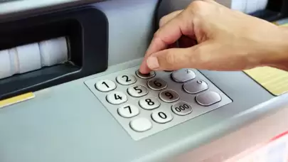 Cüzdanlar boşalıyor, teknoloji cebimize sığıyor! Bankacılık dünyasında fiziksel kart taşıma zorunluluğu sona eriyor. ATM’lere getirilen yeni kimlik doğrulama sistemleriyle artık nakit çekmek saniyeler sürecek.