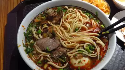 Mutfakta Görsel Şölen: Hamurun Dansıyla Şekillenen Lanzhou Eriştesi