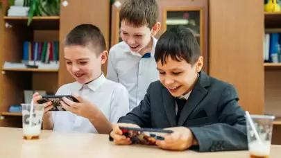 Dijital tehlike büyüyor: ABD’den çocuklar için sosyal medya ve telefon uyarısı