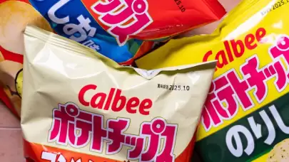 Küresel Enerji Krizinin Beklenmedik Sonucu: Japon Atıştırmalık Devi Calbee, Ham Madde Kıtlığı Nedeniyle Siyah-Beyaz Pakete Geçiyor