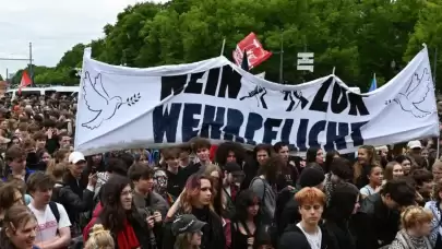 Almanya’da zorunlu askerlik protestosu: On binlerce öğrenci askerliği protesto etti