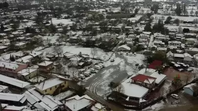 Ege'nin sıcak kenti İzmir’de görülmemiş manzara! Bahar güneşini bekleyen İzmirliler, kentin yüksek kesimlerinden gelen kar haberiyle güne uyandı. Mayıs ayında yağan kar, hem görsel bir şölen hem de iklim krizine dair ciddi bir uyarı niteliğinde.