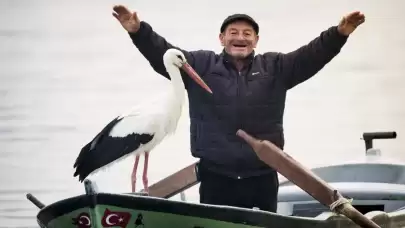 “Adem Amca’nın ‘Yaren’i Baba Oldu: Balıkçı Teknesinin Sadık Misafiri Artık Yavrularıyla Birlikte”