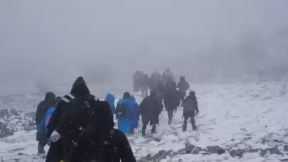 Bahar gelmesini beklerken kış geri döndü! Ankara'nın yüksek bölgeleri sabah saatlerinde yağan karla beyaza büründü. Mevsim normallerinin altındaki sıcaklıklar, şehirde kış hazırlıklarını rafa kaldıran başkentlileri şaşırttı.