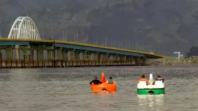 Bir zamanlar tuz çöllerine teslim olan Urmiye Gölü, son yağışlar ve yürütülen ıslah projeleriyle yeniden suyla buluştu. Bölge halkı ve çevreciler için umut olan bu canlanma, doğru su politikalarının hayati önemini bir kez daha kanıtladı.