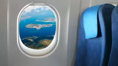 Uçak Camlarının Ortasındaki Küçük Deliğin Görevi Ne?