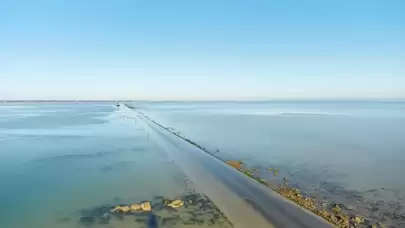 Denizin ortasındaki bu yol sürücülere korku dolu anlar yaşatıyor