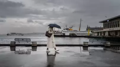 İstanbul’da sıcaklıklar düşüyor, yağış kapıda! AKOM, hafta sonu için İstanbul genelinde beklenen hava durumu tahminlerini paylaşarak İstanbulluları tedbirli olmaya çağırdı. Peki, yağış ne zaman başlayacak? İşte bölge bölge hafta sonu hava raporu...