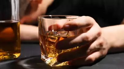Tıp dünyasından çarpıcı uyarı: Her kadeh bir sigaraya bedel!