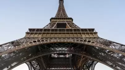Paris’te Eyfel Kulesi’nde Filistin Bayrağı Açan Aktivistlere Müdahale