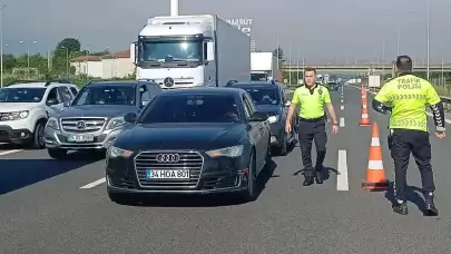 İstanbul Valiliği duyurdu! Kentteki çeşitli etkinlikler ve planlanan çalışmalar nedeniyle yarın sabah saatlerinden itibaren kentin birçok noktasında trafik akışı durdurulacak. İşte alternatif güzergâhlar ve kapatılacak yollar...