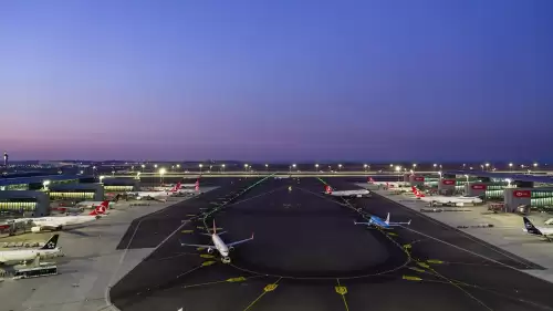 İstanbul Havalimanı, Avrupa'da üçlü pist operasyonunu başlatan ilk havalimanı olma özelliğini taşıyor.
