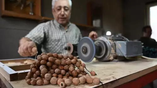 Andız ağacının kozalaklarının içinde bulunan çekirdekler el işçiliğiyle tespihe dönüşüyor.