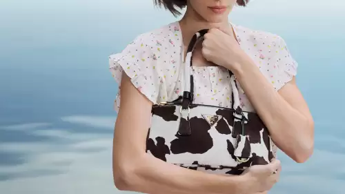 Lacoste'un 5. Cadde'deki Mağazasına Yansıyan Prada'nın Yeni Koleksiyonu Moda Dünyasını Salladı!
