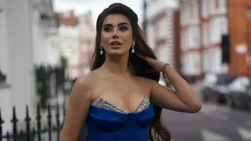 Eski manken Ebru Şancı, iddialı kıyafetleriyle gündemde