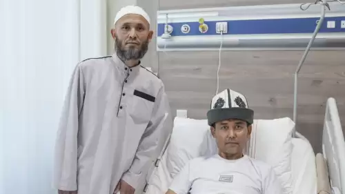 Kırgızistanlı hasta, Türkiye'ye gelerek başarılı bir karaciğer nakli operasyonu geçirdi ve sağlığına kavuştu.