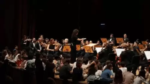23 Nisan coşkusunu Cumhurbaşkanlığı Senfoni Orkestrası'nın küçük solistleriyle birlikte yaşandığı CRR sahnesinde göz kamaştırdı.