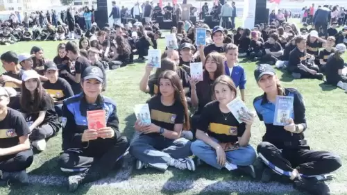 Binlerce öğrenci aynı anda kitaplara gömüldü!
