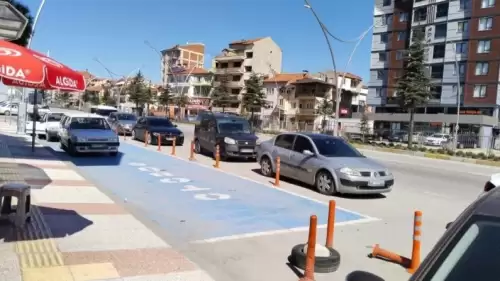 Otobüs durağına, otobüsler park eden araçlardan dolayı giremiyor