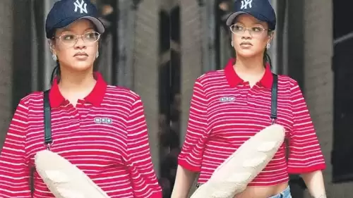 Rihanna’ dan New York’ ta görüntülendi. ” Aşerme stili”