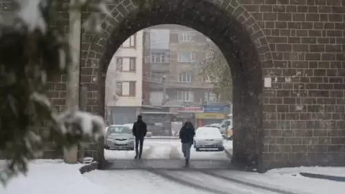 Diyarbakır Surları Kışın Beyaz Cevheriyle Buluştu