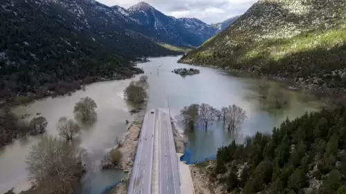 Sel Felaketi Ulaşımı Felç Etti: Antalya-Konya Yolunun 4 Kilometrelik Bölümü Adeta Göl Oldu