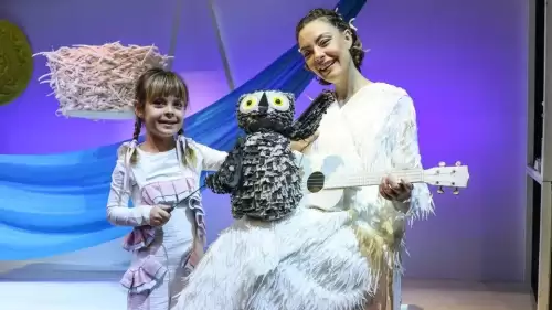 "Vay! Dedi Baykuş" Sahnesinde Anne-Kız Dayanışması: Özge Özder ve Kızı Luna Aynı Sahnede