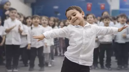 OKUL ETKİNLİĞİNDE İLAHİ RİTMİYLE DANS EDEN ÖĞRENCİ GÜNDEM YARATTI