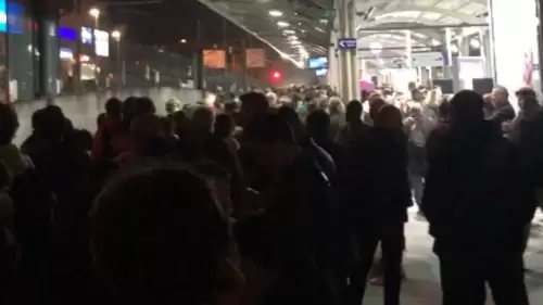 Ulaşımda "Arıza" Rötarı! Marmaray’da Teknik Aksaklık Nedeniyle Seferler Aksıyor: Ayrılıkçeşme ve Söğütlüçeşme Duraklarında Yolcu Yoğunluğu Oluştu