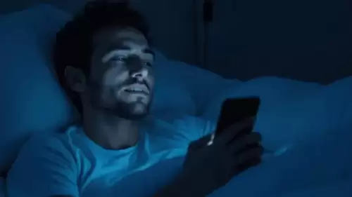 Karanlık Çökünce Telefonu Bırakın: Sağlıklı Bir Uyku İçin 'Mavi Işık' Önlemi