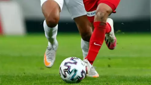 VAR incelemesi sırasında maskeli taraftar monitörün fişini çekti