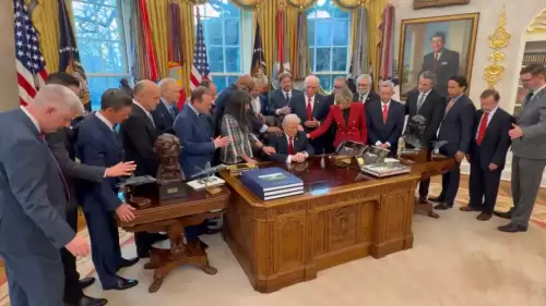 Oval Ofis’te Dikkat Çeken Anlar: Papazlar Trump İçin Dua Etti