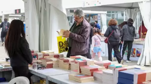 İzmir Kitap Fuarı, sadece yeni çıkan eserleri değil, şehrin köklü geçmişini ve kültürel mirasını da kitapseverlerle buluşturuyor. "Kent Hafızası" raflarda canlanıyor.