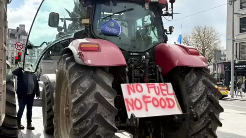 Barikatlara polis operasyonu: İrlanda’da çiftçiler yakıt fiyatlarının dondurulmasını istiyor