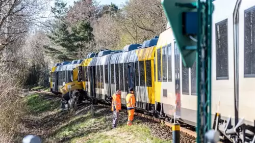 Danimarka’da iki tren kafa kafaya çarpıştı: 5’i ağır 17 yaralı