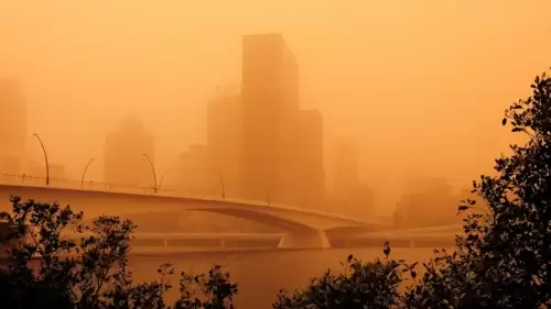 Kuzey Afrika kaynaklı yoğun toz taşınımı, bugünden itibaren Türkiye ve Akdeniz Havzası’nı etkisi altına alıyor. Uzmanlar, hava kalitesindeki sert düşüşe karşı uyarıyor: Özellikle kronik hastalar, çocuklar ve yaşlılar için risk kapıda!