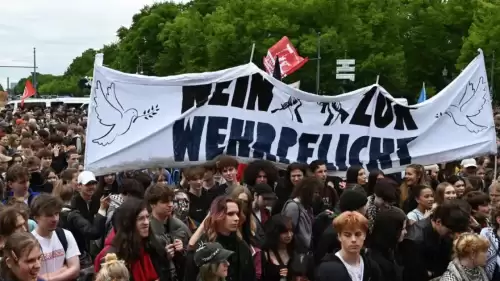 Almanya’da zorunlu askerlik protestosu: On binlerce öğrenci askerliği protesto etti
